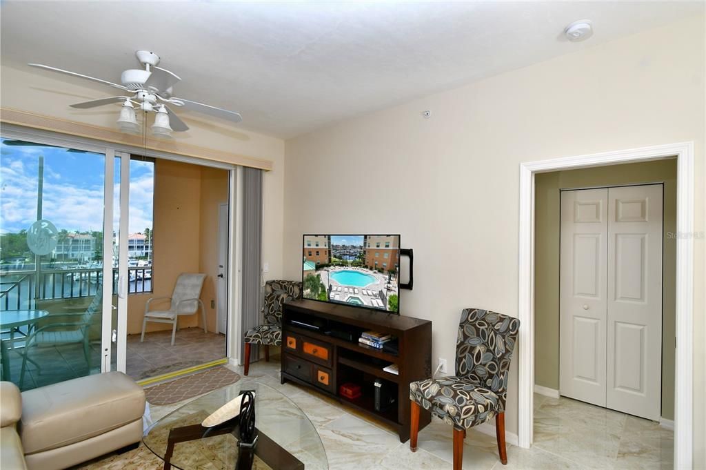 For Sale: $335,000 (2 beds, 2 baths, 1141 Square Feet)