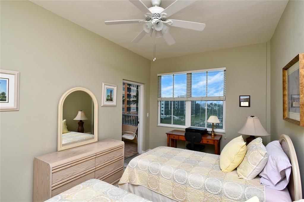 For Sale: $335,000 (2 beds, 2 baths, 1141 Square Feet)