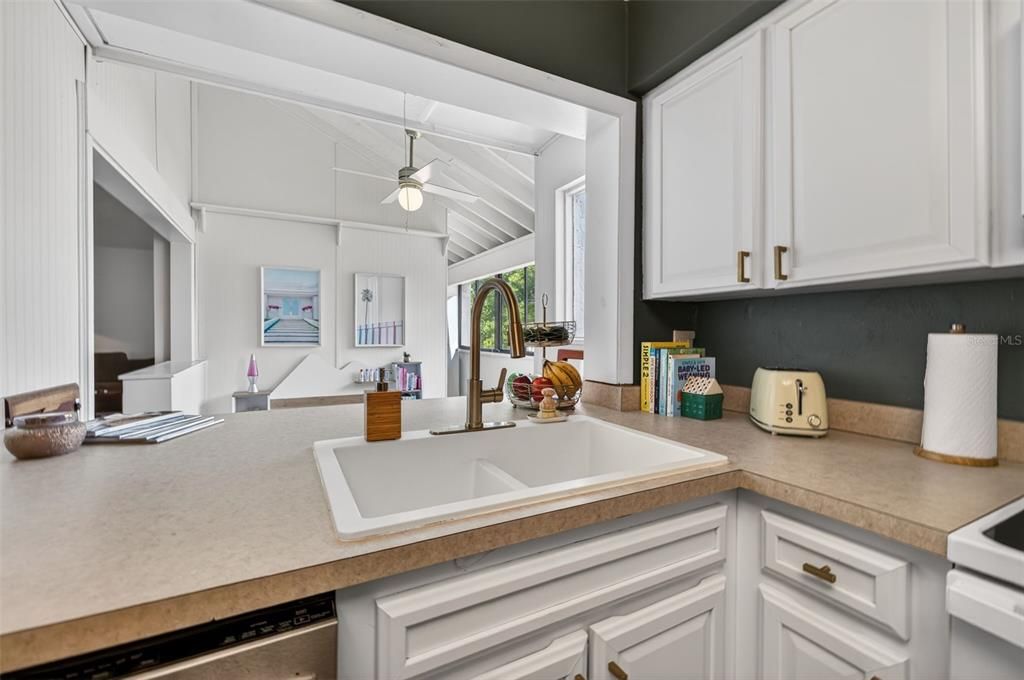 For Rent: $1,950 (2 beds, 2 baths, 1155 Square Feet)