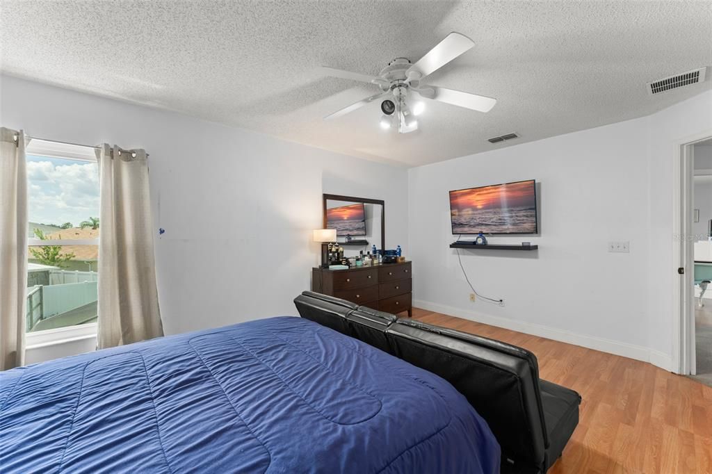 For Sale: $550,000 (5 beds, 2 baths, 2771 Square Feet)