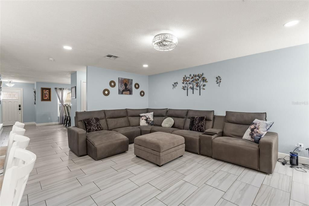 For Sale: $550,000 (5 beds, 2 baths, 2771 Square Feet)