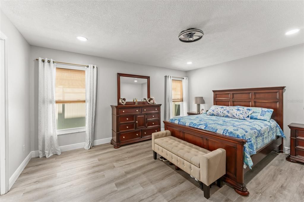 For Sale: $550,000 (5 beds, 2 baths, 2771 Square Feet)