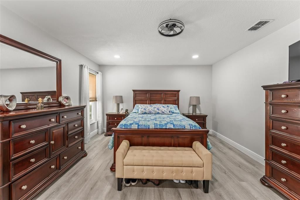 For Sale: $550,000 (5 beds, 2 baths, 2771 Square Feet)