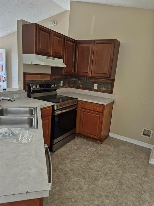 For Rent: $1,750 (3 beds, 0 baths, 1212 Square Feet)