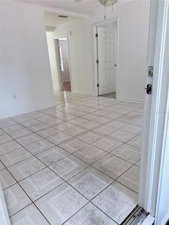 For Rent: $2,395 (3 beds, 1 baths, 996 Square Feet)