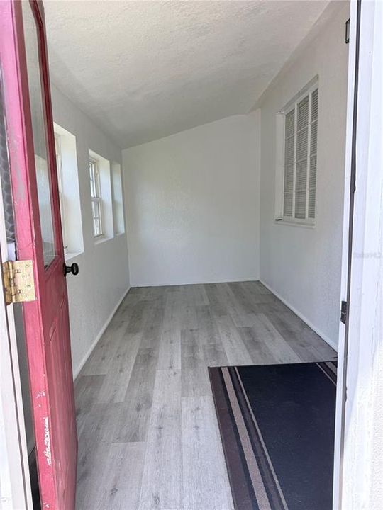 For Rent: $2,395 (3 beds, 1 baths, 996 Square Feet)