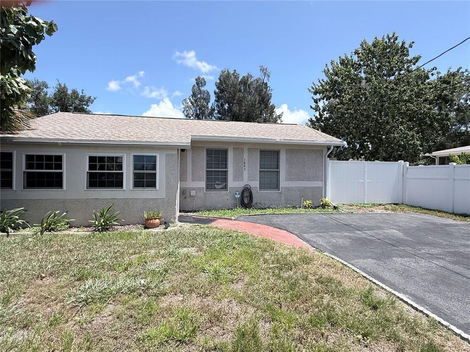 For Rent: $2,395 (3 beds, 1 baths, 996 Square Feet)