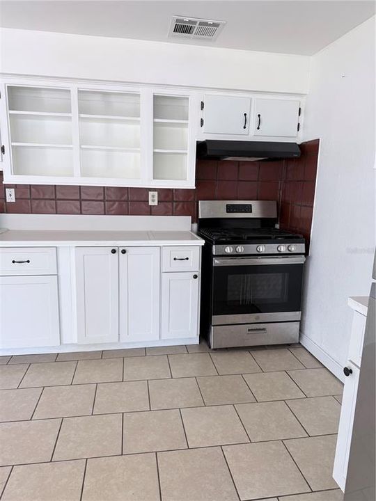 For Rent: $2,395 (3 beds, 1 baths, 996 Square Feet)