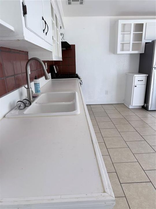 For Rent: $2,395 (3 beds, 1 baths, 996 Square Feet)