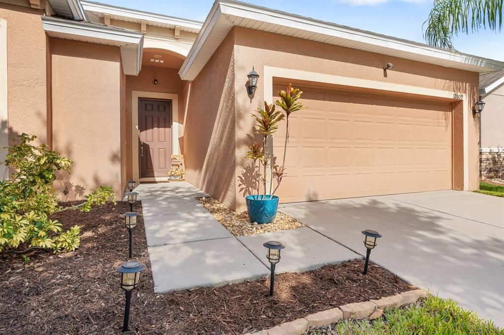 For Sale: $400,000 (4 beds, 2 baths, 1975 Square Feet)