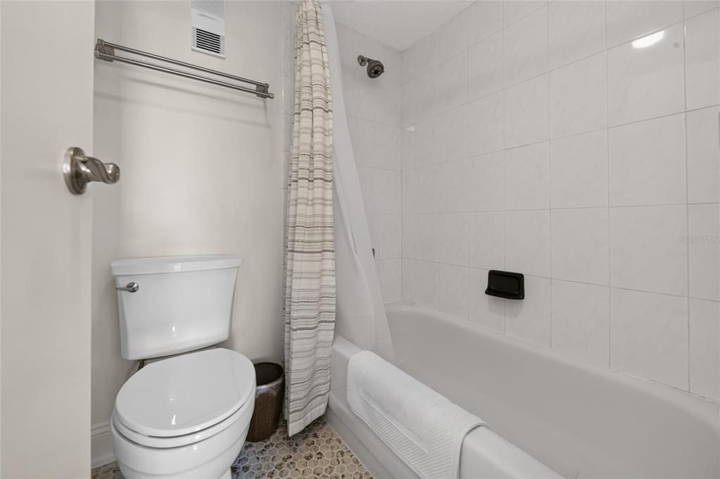For Sale: $169,000 (1 beds, 1 baths, 822 Square Feet)