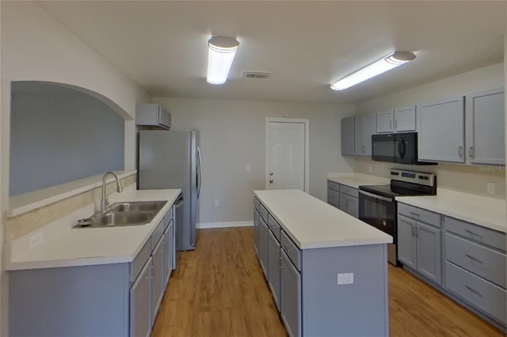 For Rent: $2,369 (4 beds, 2 baths, 1942 Square Feet)
