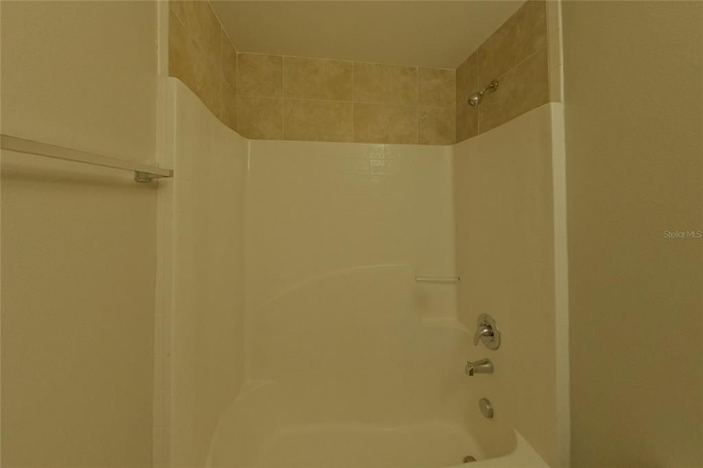 For Rent: $2,369 (4 beds, 2 baths, 1942 Square Feet)