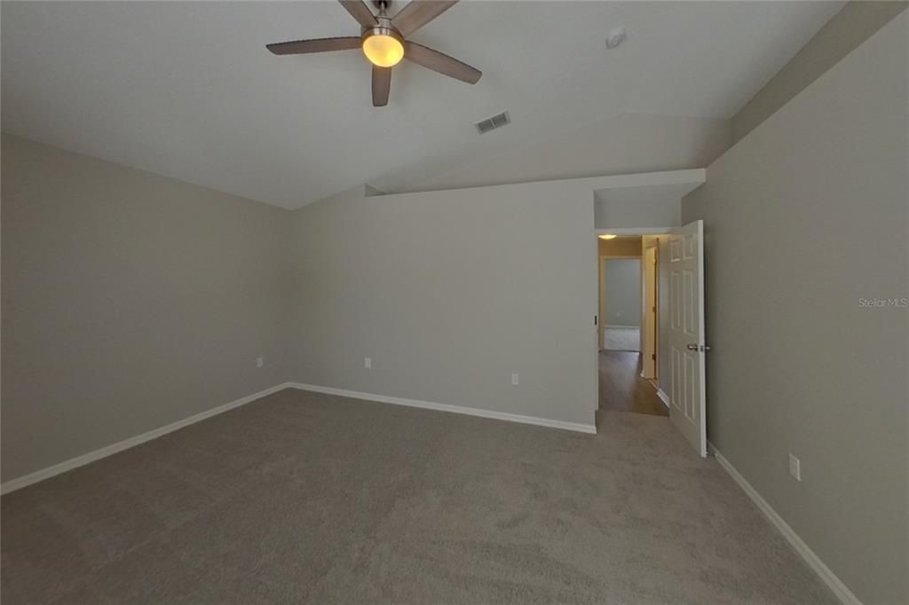 For Rent: $2,369 (4 beds, 2 baths, 1942 Square Feet)