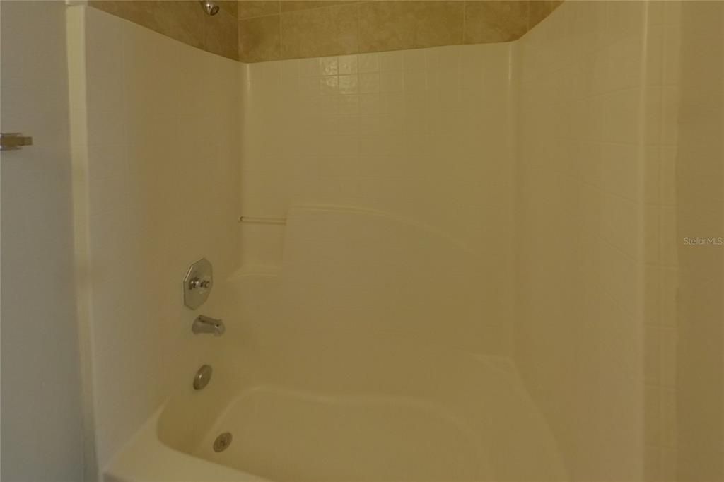 For Rent: $2,369 (4 beds, 2 baths, 1942 Square Feet)