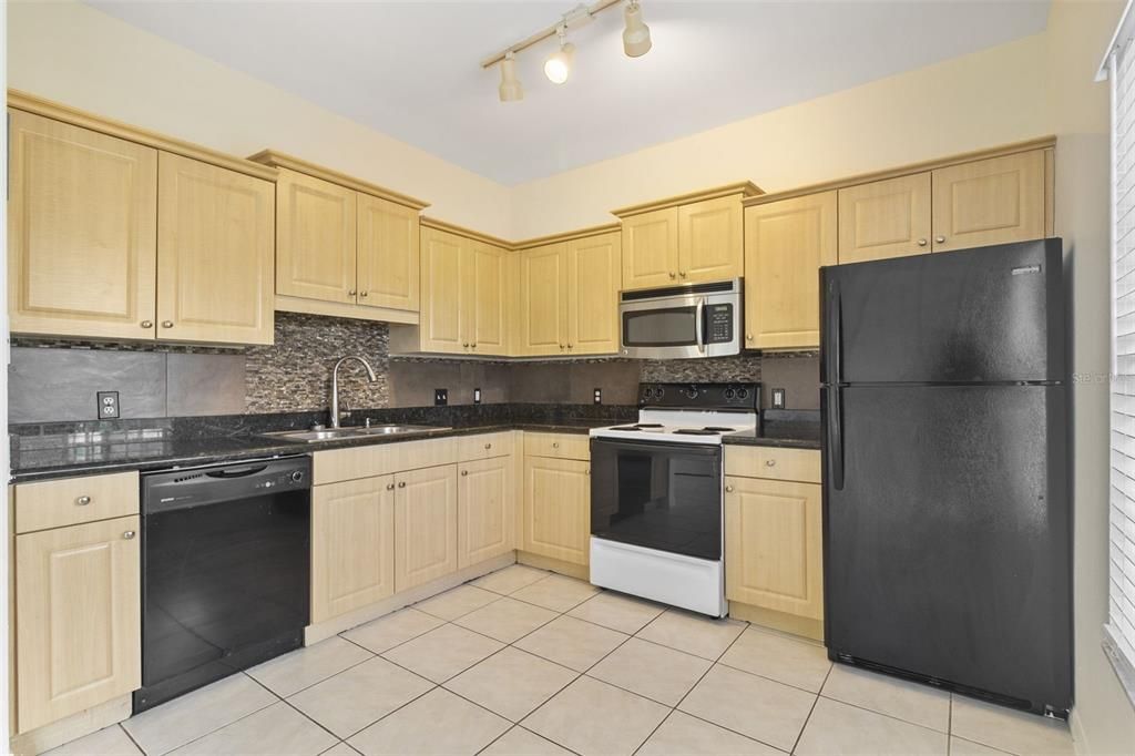 For Rent: $2,250 (3 beds, 2 baths, 1282 Square Feet)
