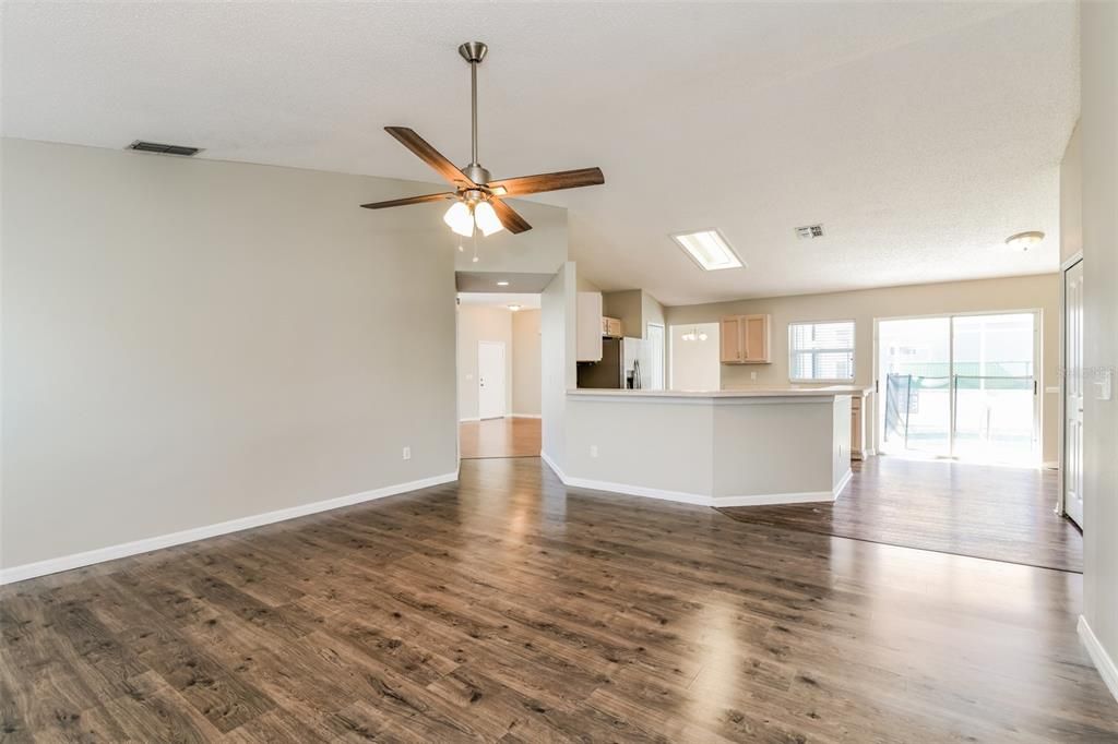 For Sale: $445,000 (4 beds, 2 baths, 2124 Square Feet)