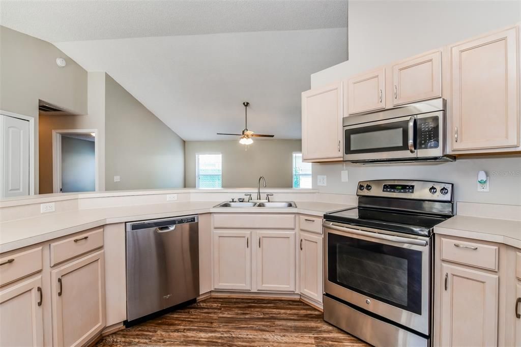 For Sale: $445,000 (4 beds, 2 baths, 2124 Square Feet)