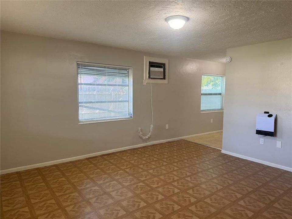 For Rent: $1,500 (2 beds, 1 baths, 889 Square Feet)