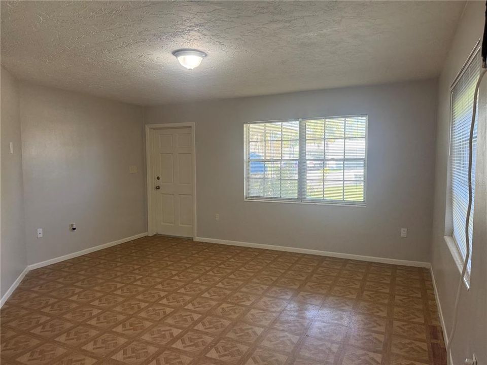 For Rent: $1,500 (2 beds, 1 baths, 889 Square Feet)