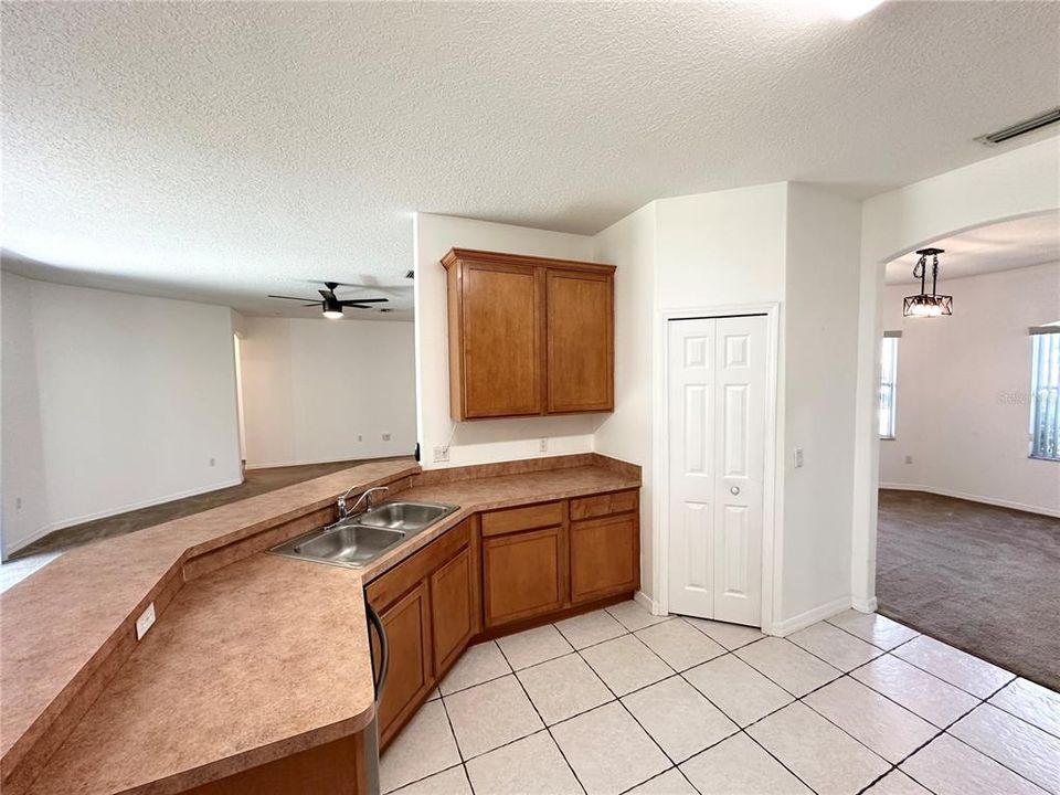En Venta: $374,999 (4 camas, 2 baños, 2250 Pies cuadrados)