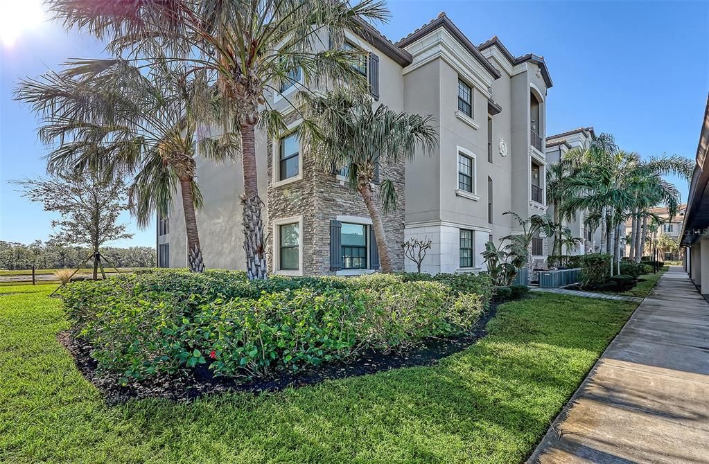 For Rent: $5,200 (2 beds, 2 baths, 1142 Square Feet)