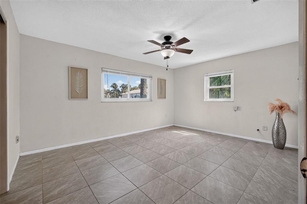 For Sale: $375,000 (2 beds, 2 baths, 1014 Square Feet)