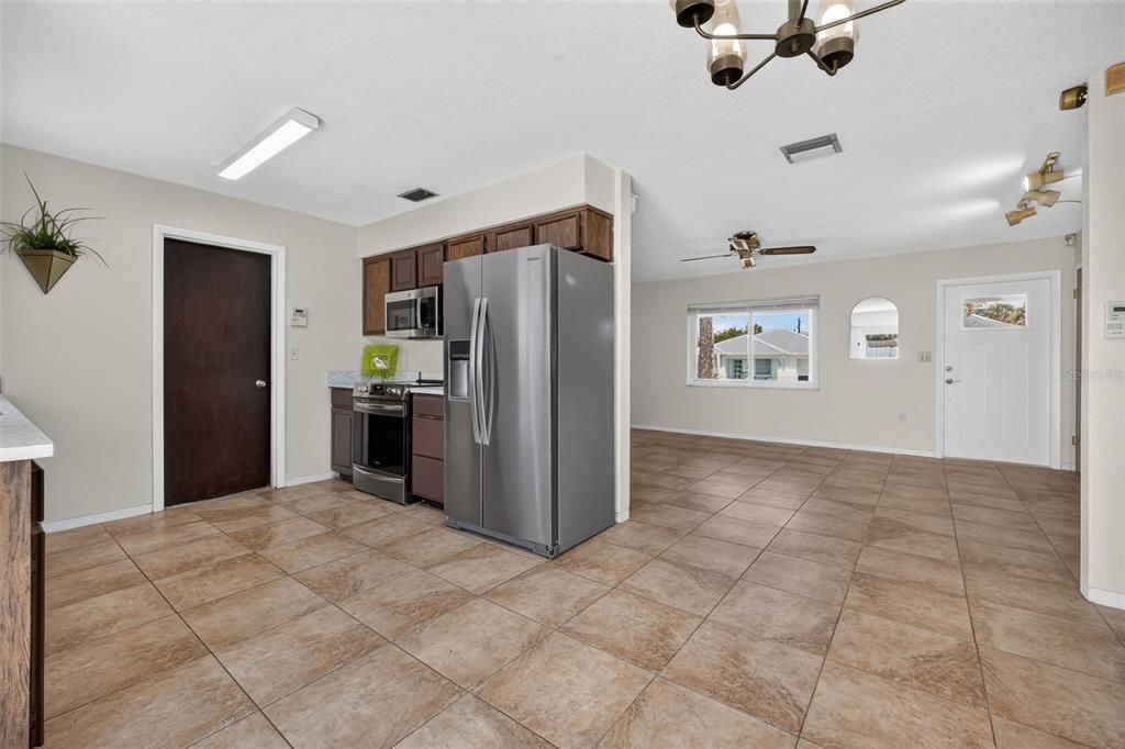 For Sale: $375,000 (2 beds, 2 baths, 1014 Square Feet)