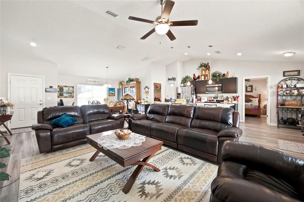 For Sale: $295,000 (3 beds, 2 baths, 1702 Square Feet)