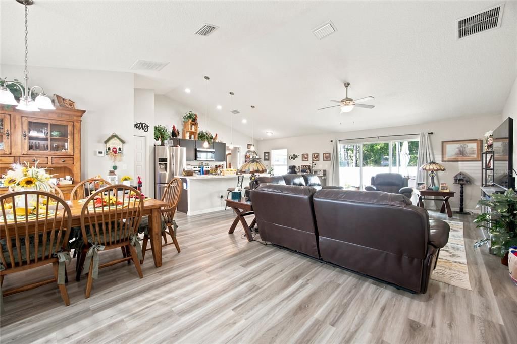For Sale: $295,000 (3 beds, 2 baths, 1702 Square Feet)