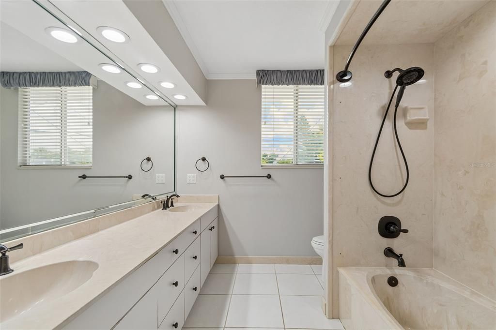 En Venta: $1,250,000 (4 camas, 2 baños, 2338 Pies cuadrados)