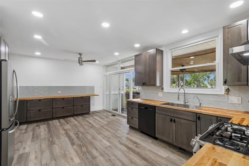 En Venta: $1,250,000 (4 camas, 2 baños, 2338 Pies cuadrados)