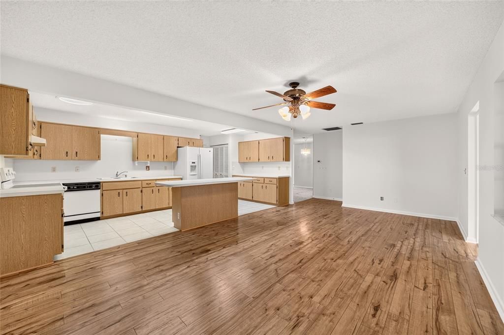 For Sale: $149,999 (2 beds, 2 baths, 1503 Square Feet)