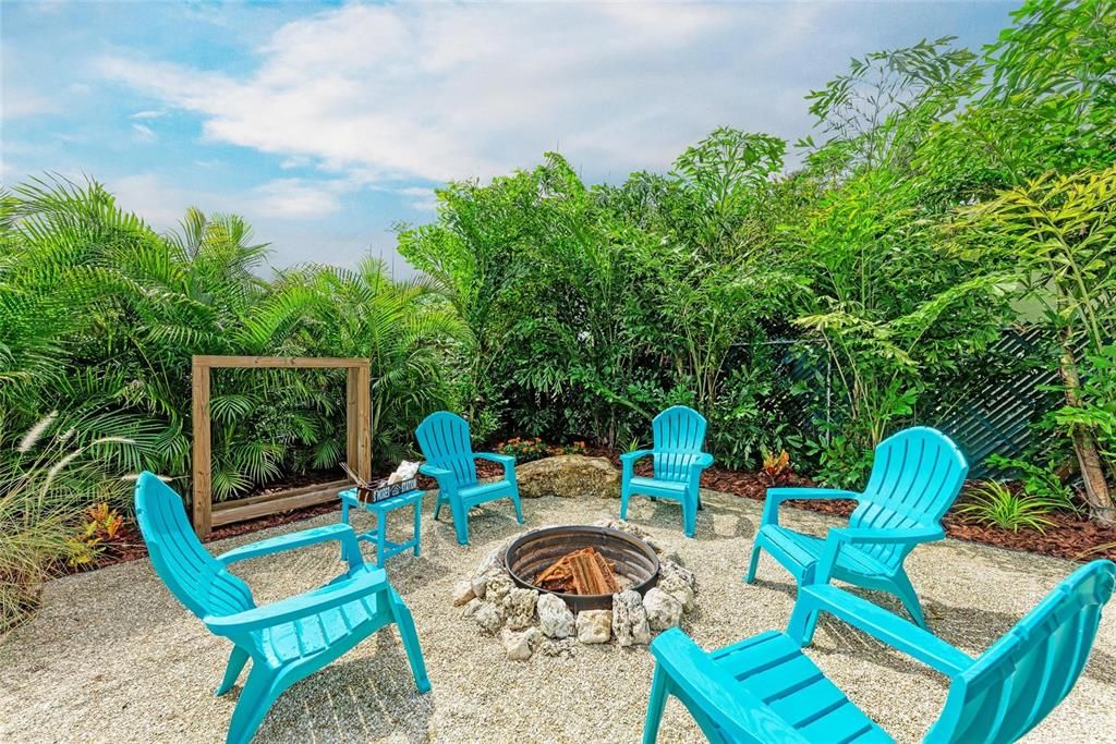 For Sale: $375,000 (3 beds, 1 baths, 951 Square Feet)