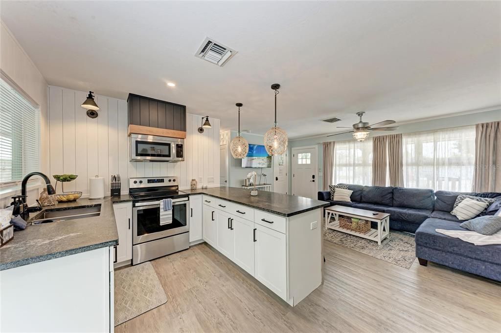 For Sale: $375,000 (3 beds, 1 baths, 951 Square Feet)