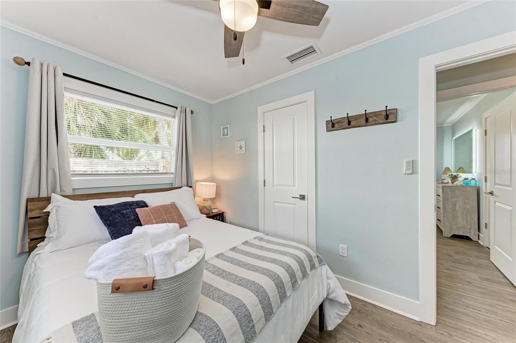 For Sale: $375,000 (3 beds, 1 baths, 951 Square Feet)