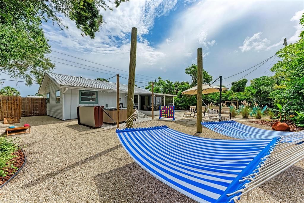 For Sale: $375,000 (3 beds, 1 baths, 951 Square Feet)