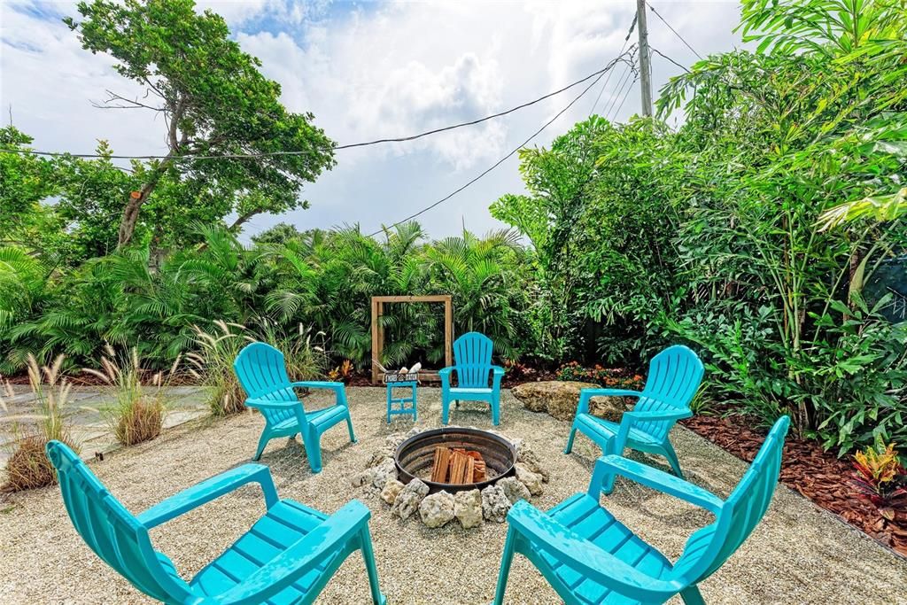 For Sale: $375,000 (3 beds, 1 baths, 951 Square Feet)