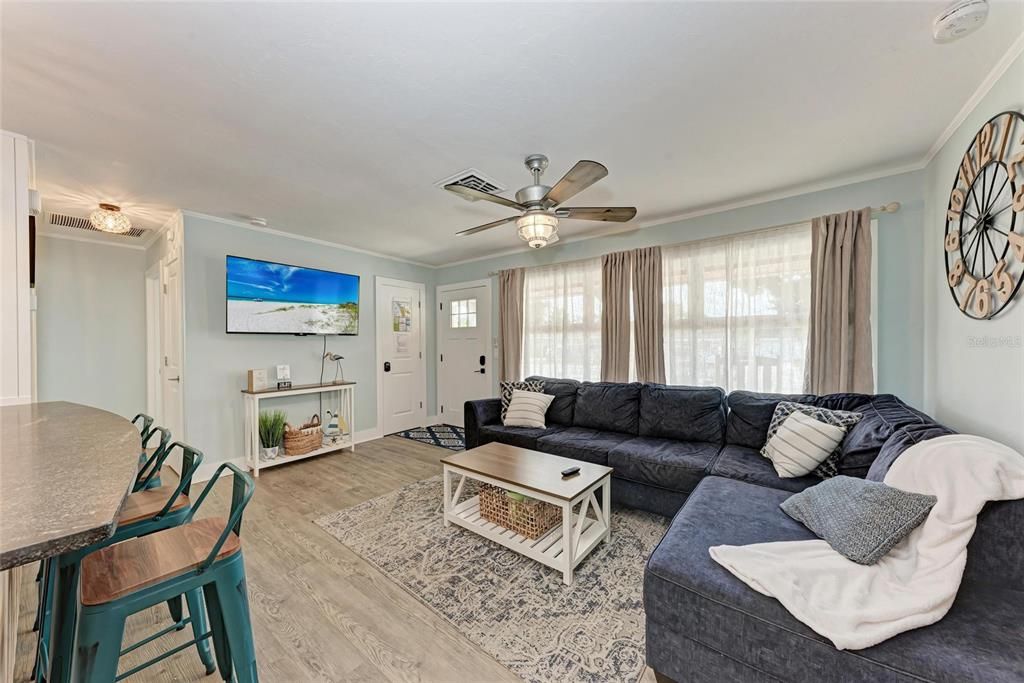 For Sale: $375,000 (3 beds, 1 baths, 951 Square Feet)