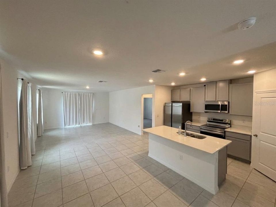 For Rent: $2,300 (4 beds, 2 baths, 2123 Square Feet)