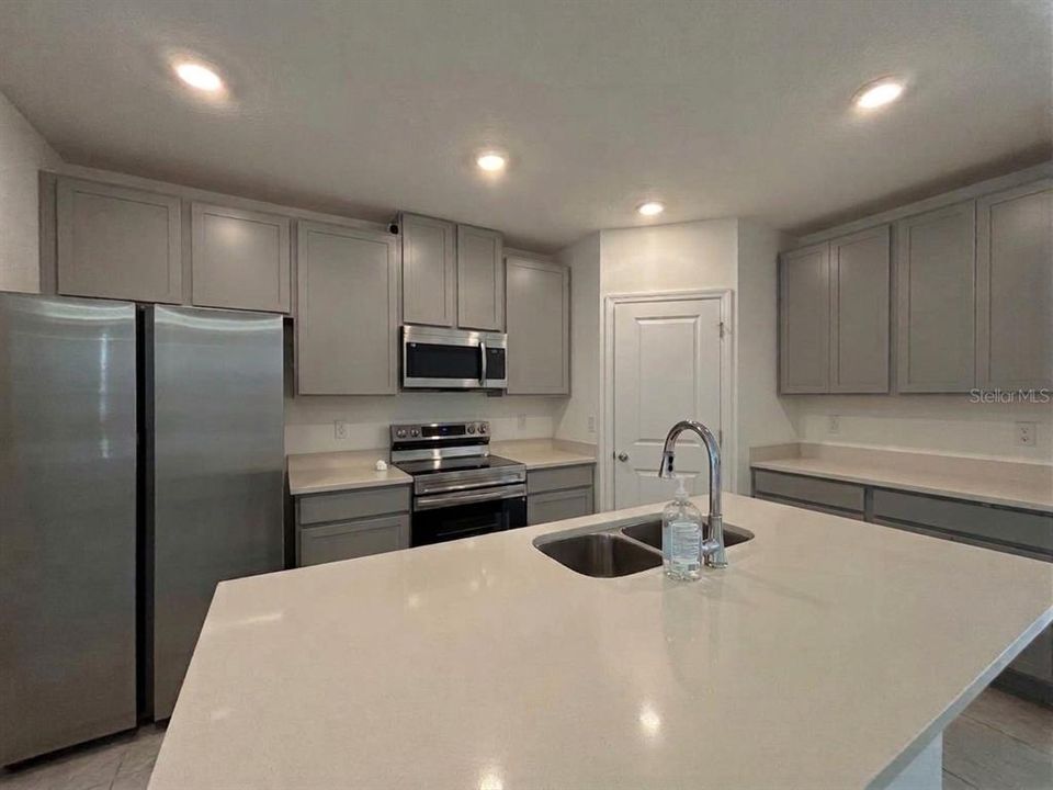 For Rent: $2,300 (4 beds, 2 baths, 2123 Square Feet)