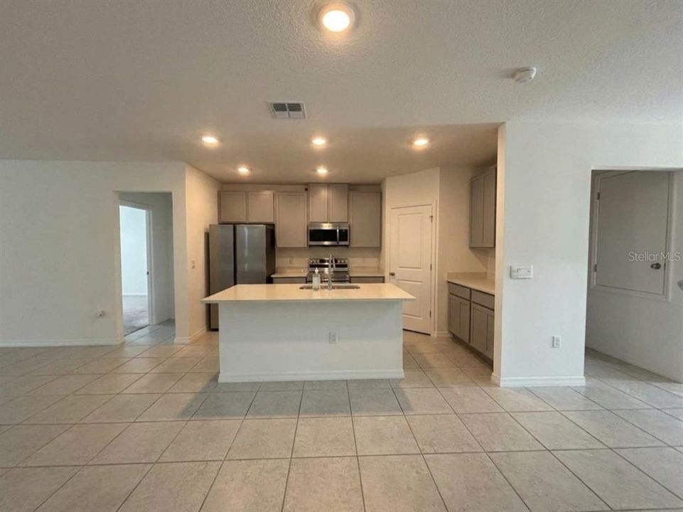 For Rent: $2,300 (4 beds, 2 baths, 2123 Square Feet)