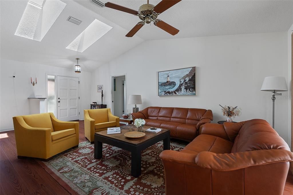 For Sale: $359,900 (3 beds, 2 baths, 1812 Square Feet)