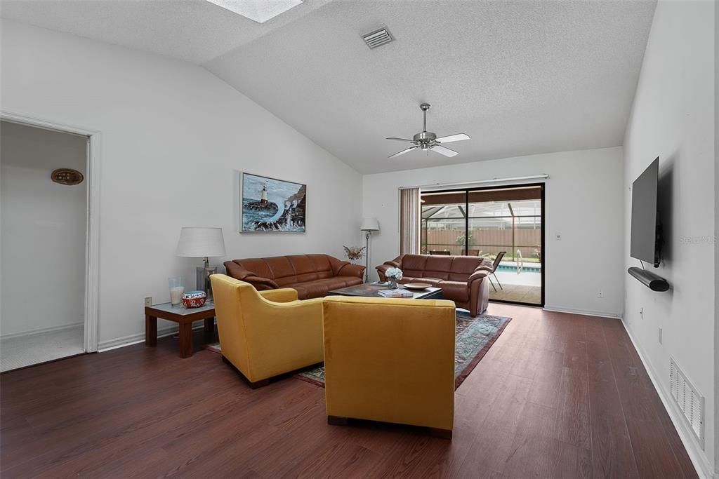 For Sale: $359,900 (3 beds, 2 baths, 1812 Square Feet)