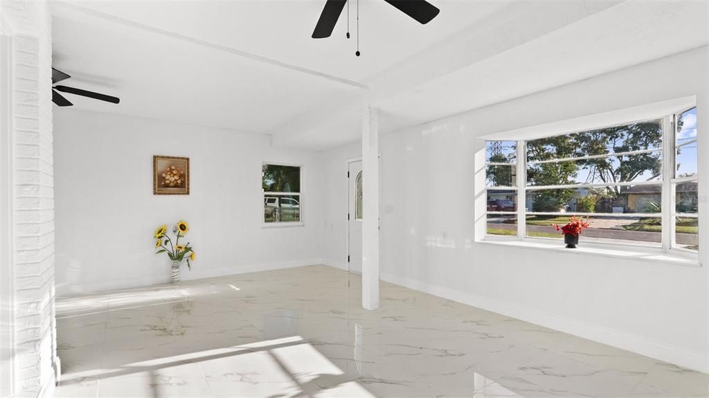 For Sale: $320,999 (3 beds, 1 baths, 1272 Square Feet)