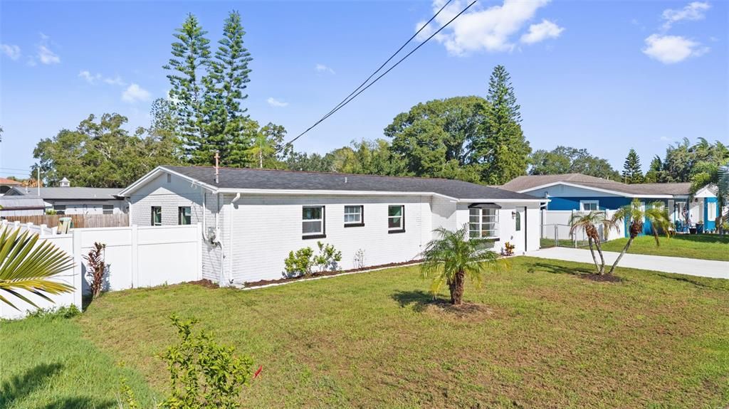 For Sale: $320,999 (3 beds, 1 baths, 1272 Square Feet)