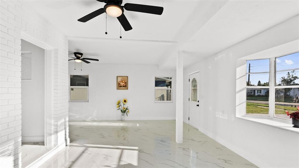 For Sale: $320,999 (3 beds, 1 baths, 1272 Square Feet)