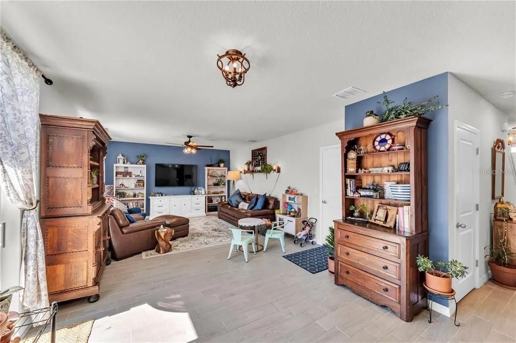 For Sale: $389,700 (4 beds, 2 baths, 2338 Square Feet)