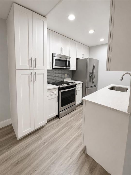For Sale: $140,000 (1 beds, 1 baths, 591 Square Feet)