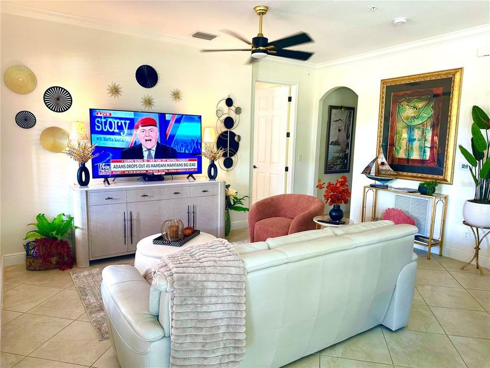 For Sale: $350,000 (2 beds, 2 baths, 1145 Square Feet)